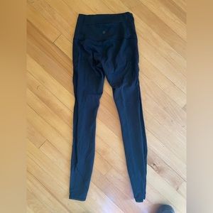 Lululemon yoga pants with mesh side panels, side pockets, and back pocket. Sz 4.